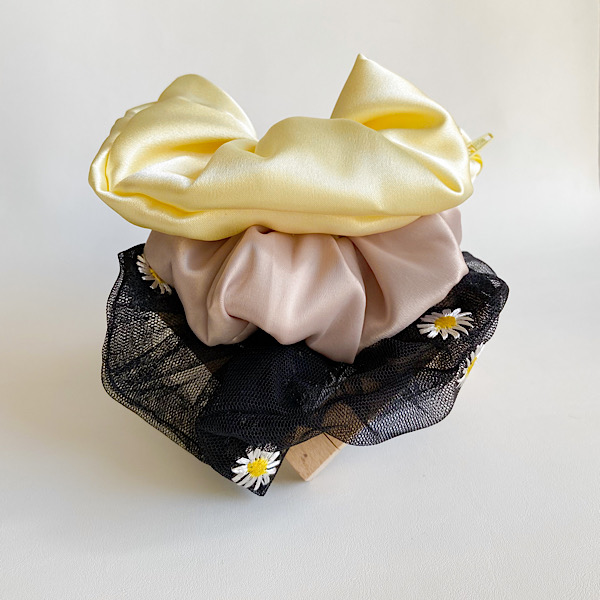 پک اسکرانچی پروانه نشسته روی دست